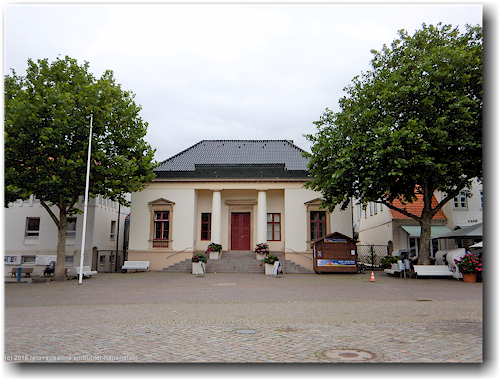 marktplatz und rathaus in neustadt in holstein