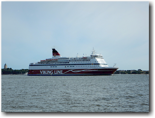 faehre der viking line vor helsinki