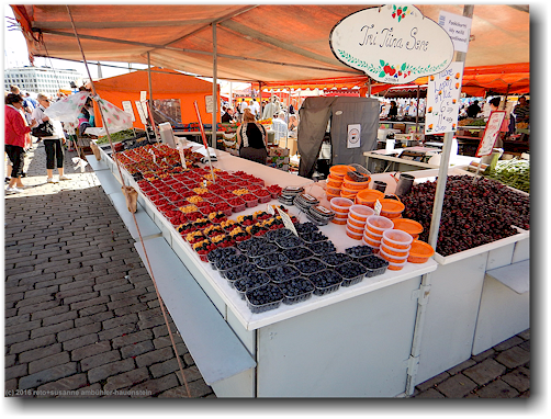 stand mit beeren am kauppatori - markt beim hafen von helsinki