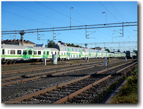 personen- und schlafwagen des autozuges im bahnhof von oulu