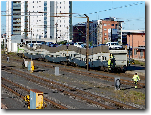 unser joker auf dem autozug im bahnhof von oulu