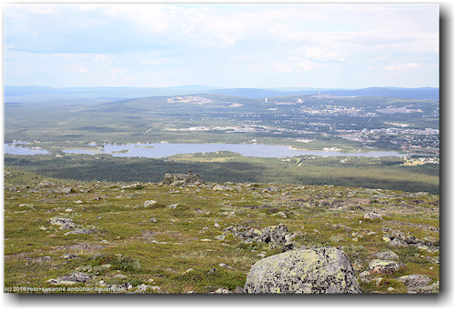 blick von der bergstation der sesselbahn auf dem dundret auf den vassaratraesket westlich von gaellivare
