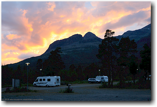 abendrot ueber dem campingplatz im stora sjoefallets nationalpark (22:41)
