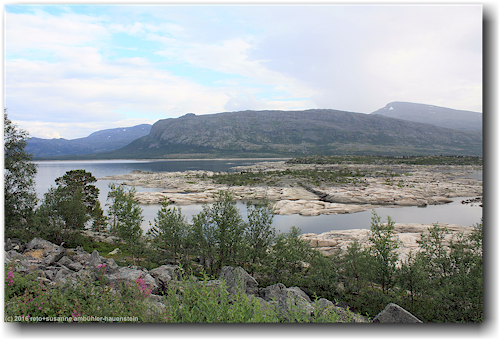 steinige inseln im alemusjaure beim stora sjoefallets nationalpark