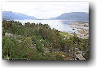 steinige inseln im alemusjaure beim stora sjoefallets nationalpark