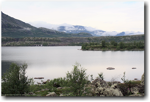 tsoagesluokta mit wasserfaellen beim naturum im stora sjoefallets nationalpark