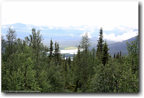 ausblick von der zweiten schutzhuette auf dem weg von kvikkjokk zum sjnjerak