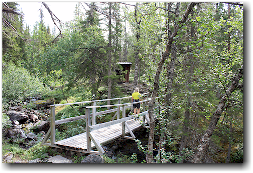 bruecke bei der ersten schutzhuette auf dem weg von kvikkjokk zum sjnjerak