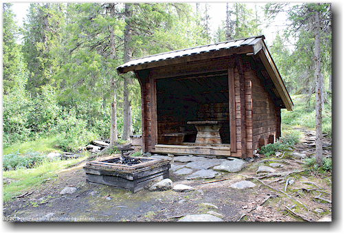 ersten schutzhuette auf dem weg von kvikkjokk zum sjnjerak