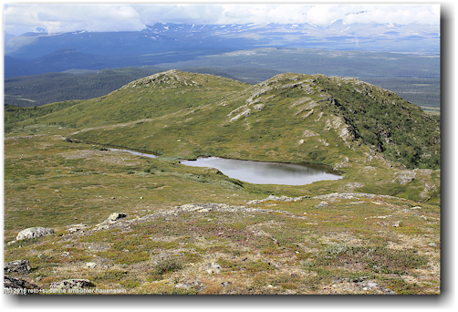 blick vom gipfel des sjnjerak richtung norden mit kleinem bergsee
