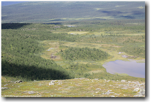 blick vom gipfel des sjnjerak richtung nordosten mit sumpfgebiet und jauratjkappe
