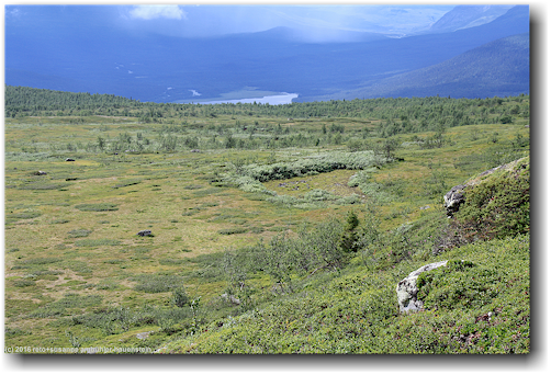 blick vom gipfel des sjnjerak richtung westen mit miertekjaure