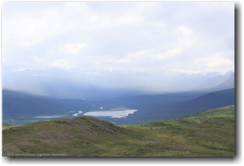 blick vom gipfel des sjnjerak richtung westen mit regenwand hinter dem miertekjaure