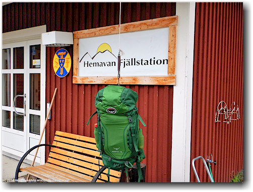 retos rucksack an der waage bei der fjaellstation hemavan