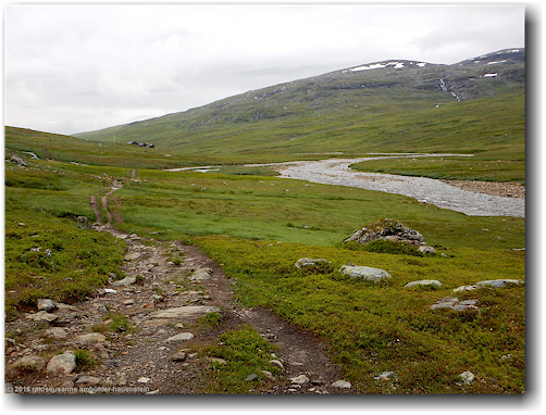 kungsleden im tal des vaester syterbaecken zwischen norra sytertoppen und soedra sytertoppen