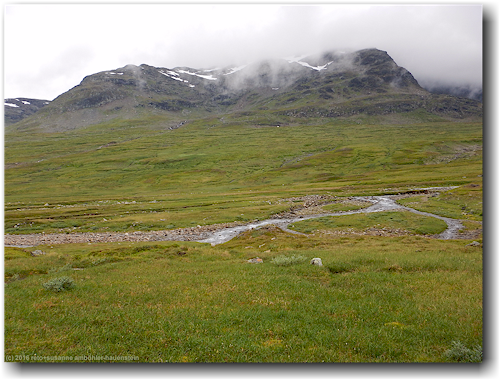 kungsleden im tal des vaester syterbaecken zwischen norra sytertoppen und soedra sytertoppen