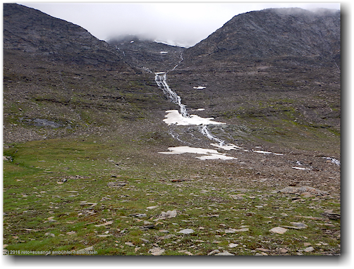 wasserfall und schneefeld an der flanke des tal des vaester syterbaecken