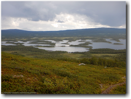 blick vom kungsleden richtung stokkeklippen auf den taernasjoen