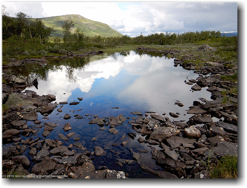uferlandschaft zwischen der zweiten und der dritten bruecke in der inselkette im suedlichen taernasjoen