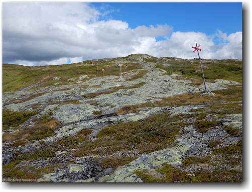 wanderweg ueber nackte felsen auf karger hochebene