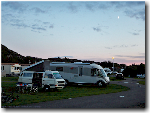 halbmond ueber stockens camping kurz nach sonnenuntergang