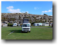 unser joker auf dem stockens camping mit felskuppe im hintergrund