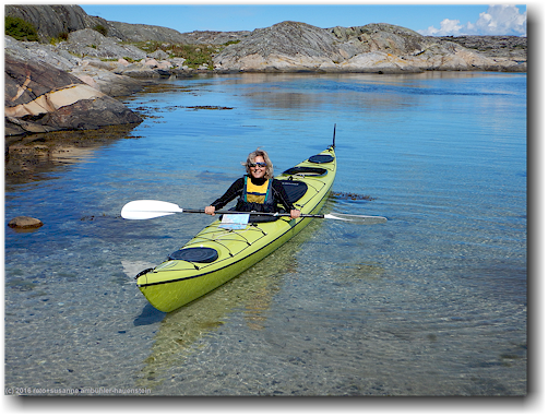 susanne in unserem doppelkajak in einer bucht der insel arholmen im skagerrak bei stocken