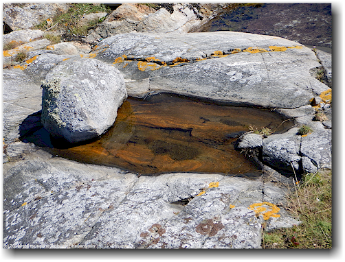 natuerliches wasserbecken auf der insel haermanoe im skagerrak bei stocken