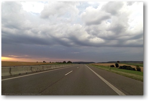 abendrot ueber der deutschen autobahn