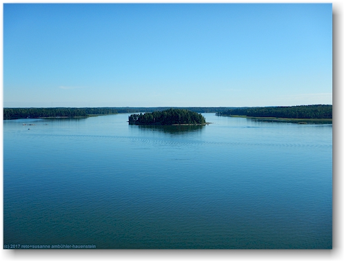 blick von der faehre auf die inseln im golf von finnland beim ueberseehafen helsinki