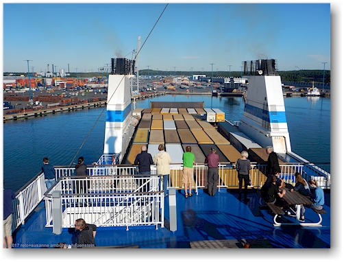 blick von der faehre auf den ueberseehafen bei helsinki