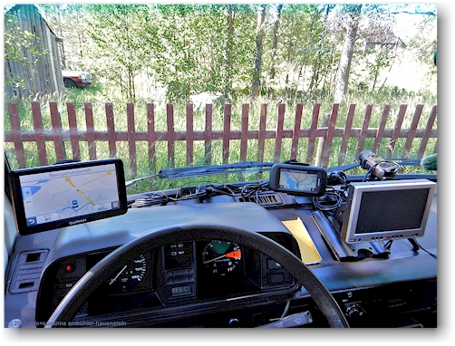 cockpit unseres VW bus mit navi, zweitnavi und kamera