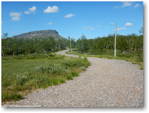 beleuchtete loipe/fussweg in kilpisjaervi