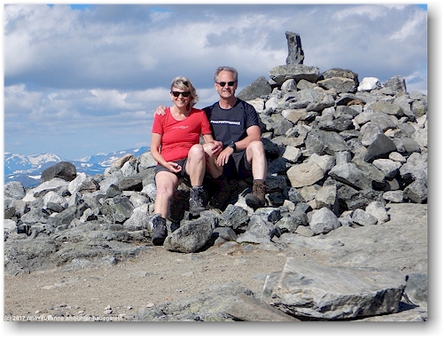 susanne und reto auf dem gipfel des saana, 1023 meter ueber meer