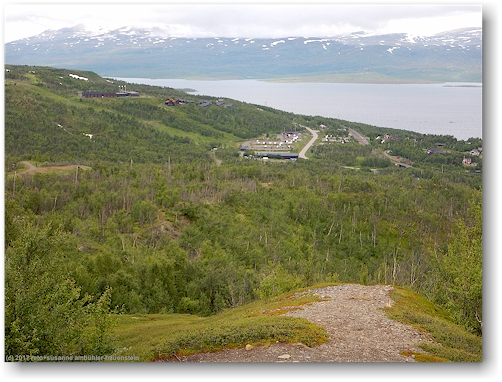 hotell fjaellet und bjoerklidens camping mit tornetraesk im hintergrund