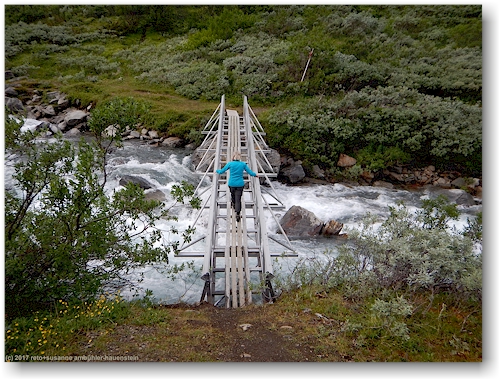 susanne auf der bruecke des sommerwanderweges ueber den  gohpasjohka