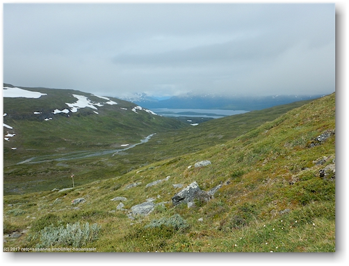 unterlauf des gohpasjohka mit tornetraesk im hintergrund