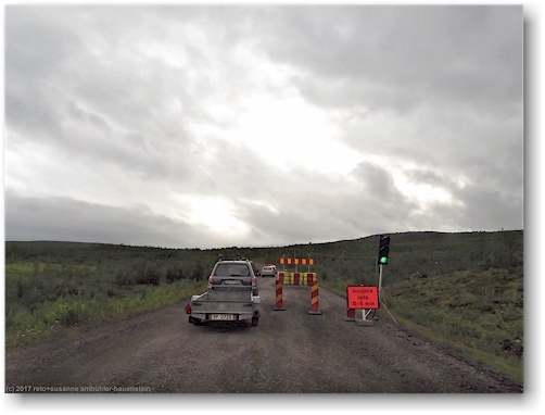 ampel bei der baustelle auf der E10 oestlich von abisko