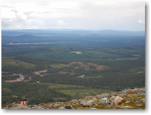 blick von der bergstation der sesselbahn auf dem dundret auf das gebiet oestlich von gaellivare mit dem lapland airport