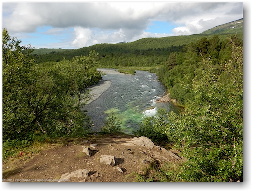 blick vom kungsleden zwischen abisko und den abiskojaurestugorna auf den abiskojakka
