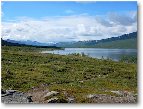 kungsleden entlang des suedoestlichen ufers des abiskujavri zwischen abisko und den abiskojaurestugorna