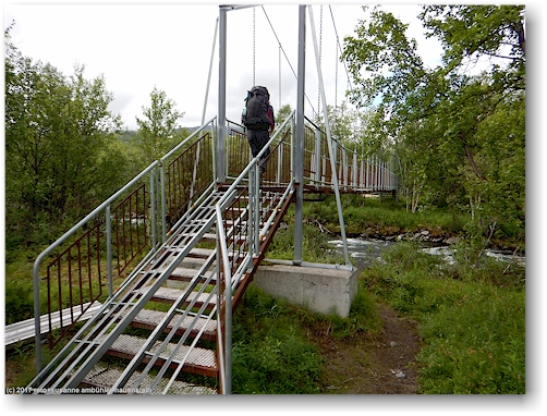 susanne auf der bruecke ueber den ballinjohka entlang des kungsleden zwischen abisko und den abiskojaurestugorna