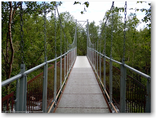 bruecke ueber den ballinjohka entlang des kungsleden zwischen abisko und den abiskojaurestugorna