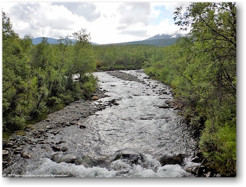 blick auf den ballinjohka entlang des kungsleden zwischen abisko und den abiskojaurestugorna