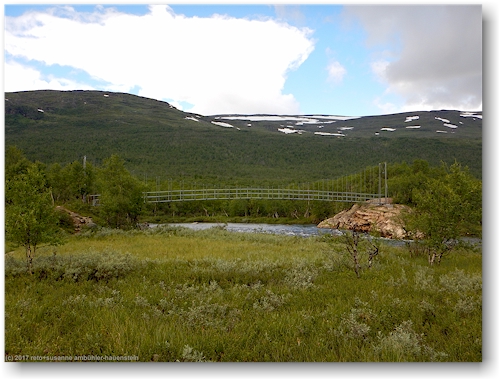 bruecke ueber den kamajakka entlang des kungsleden nahe der abiskojaurestugorna