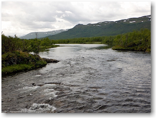 blick auf den kamajakka entlang des kungsleden nahe der abiskojaurestugorna
