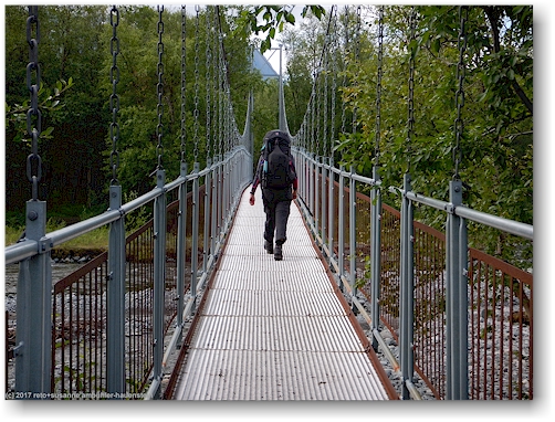 susanne auf der bruecke ueber den nissonjohka entlang des kungsleden zwischen abisko und den abiskojaurestugorna
