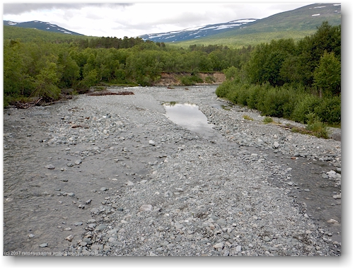blick auf den nissonjohka entlang des kungsleden zwischen abisko und den abiskojaurestugorna