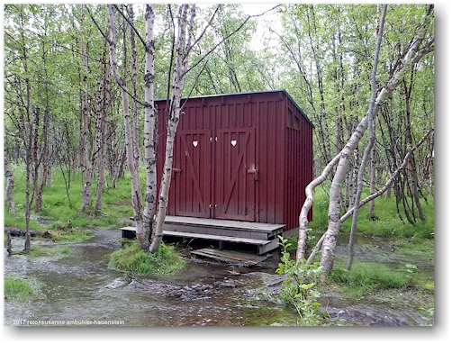 WC-haeuschen beim ueberschwemmten rastplatz am kungsleden zwischen abisko und den abiskojaurestugorna