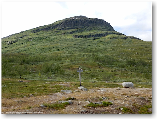 meditationsplatz am fuss des garddenvarri entlang des kungsleden zwischen den abiskojaurestugorna und den alesjaurestugorna